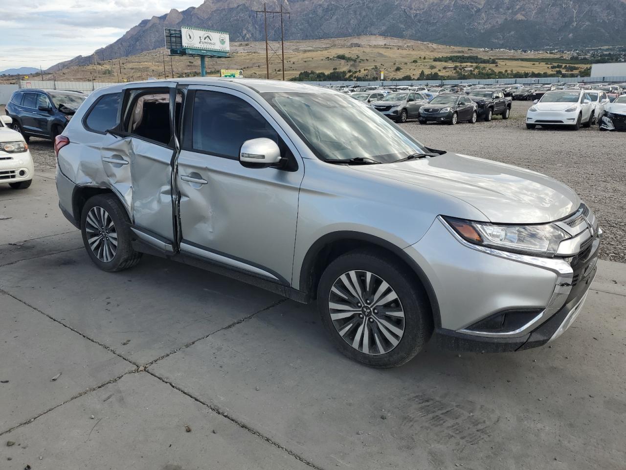 MITSUBISHI OUTLANDER SE