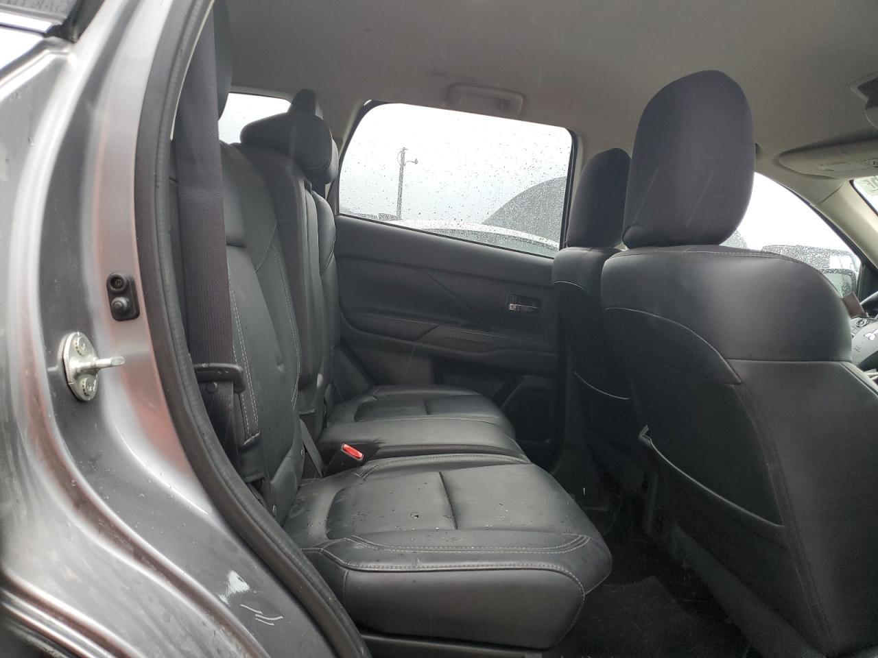 MITSUBISHI OUTLANDER SE