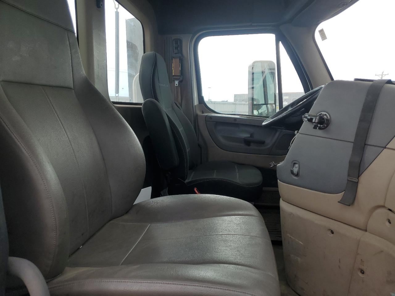 Lot #3246032188 2017 FREIGHTLINER CASCADIA 1