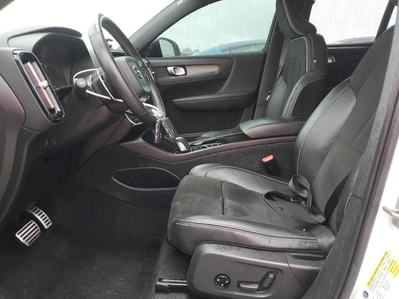 VOLVO XC40 T5 MOMENTUM