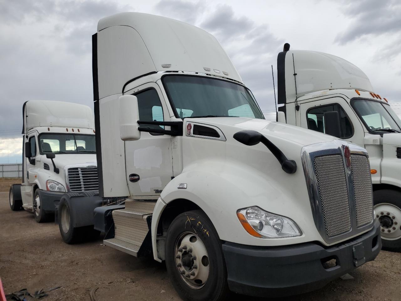 Lot #3246184089 2017 KENWORTH T680