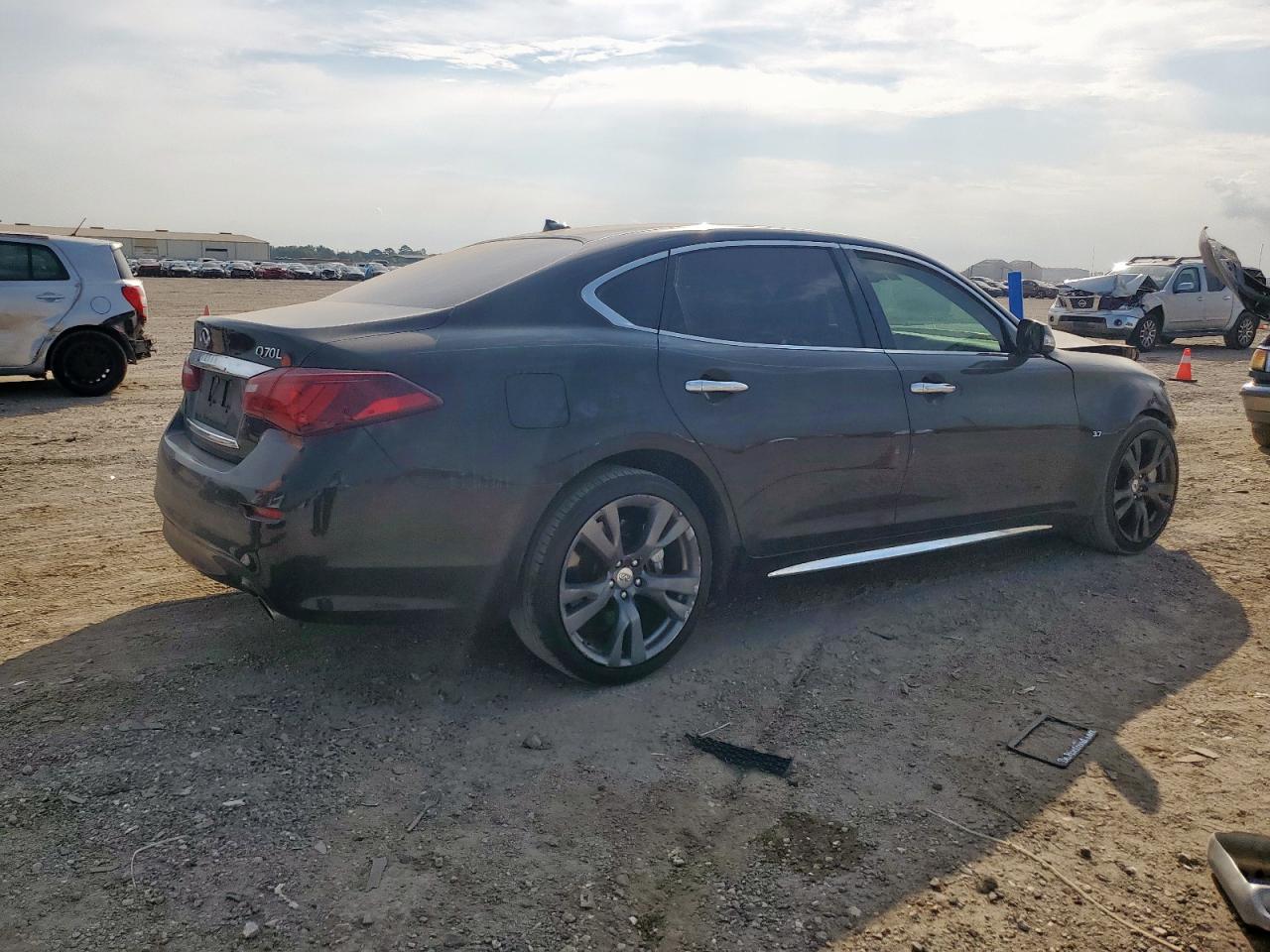 INFINITI Q70 3.7