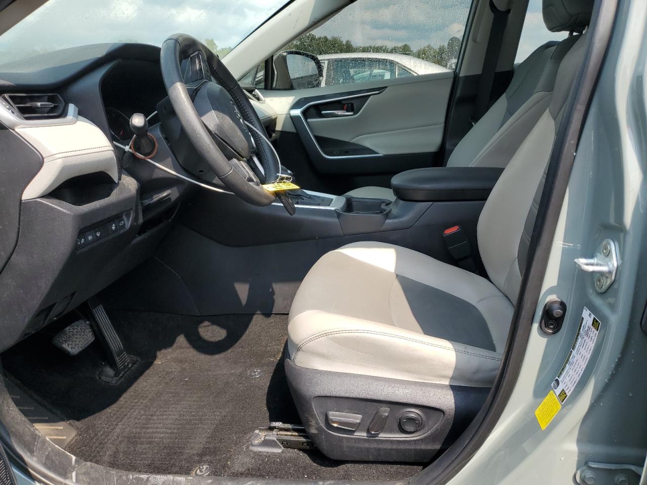 TOYOTA RAV4 XLE PREMIUM