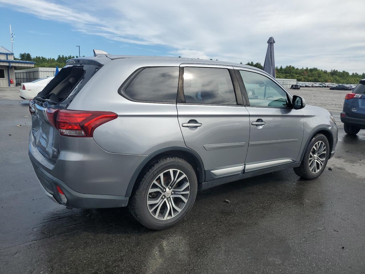 MITSUBISHI OUTLANDER SE