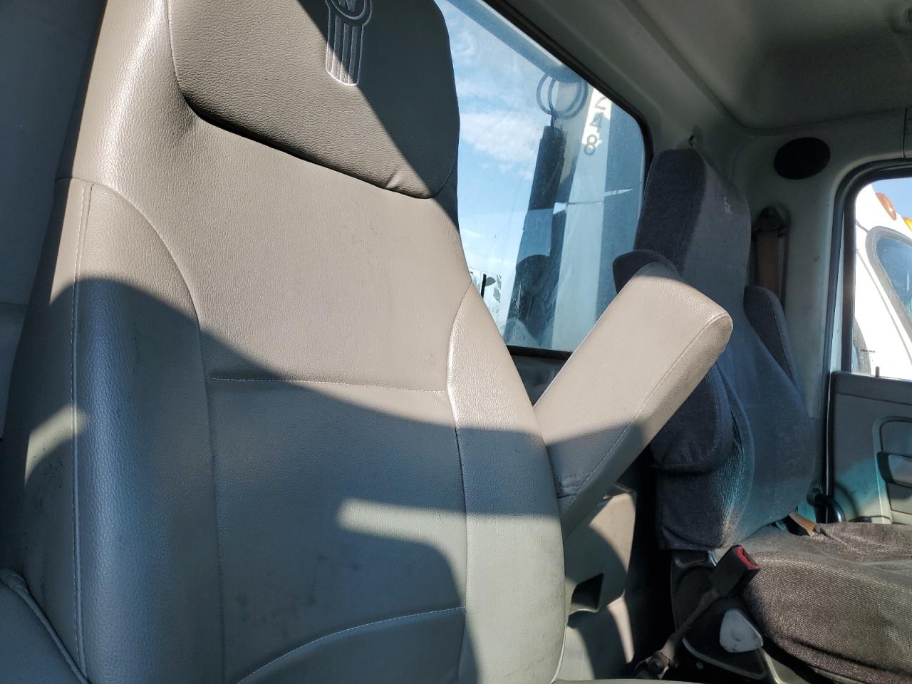 Lot #3246032182 2016 KENWORTH T680