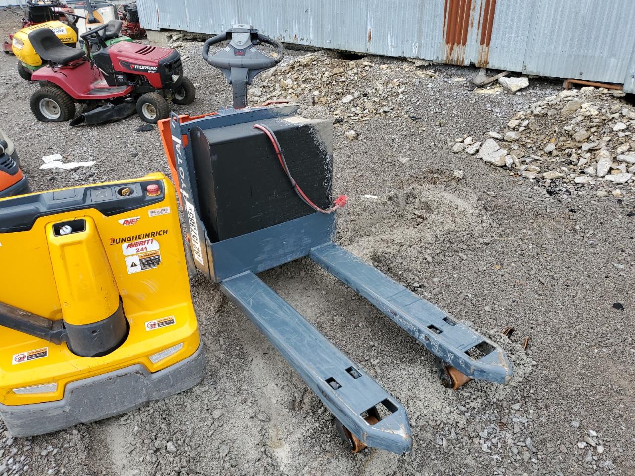 Lot #3246796845 2020 TOYOTA ELECTRIC PALLET JACK