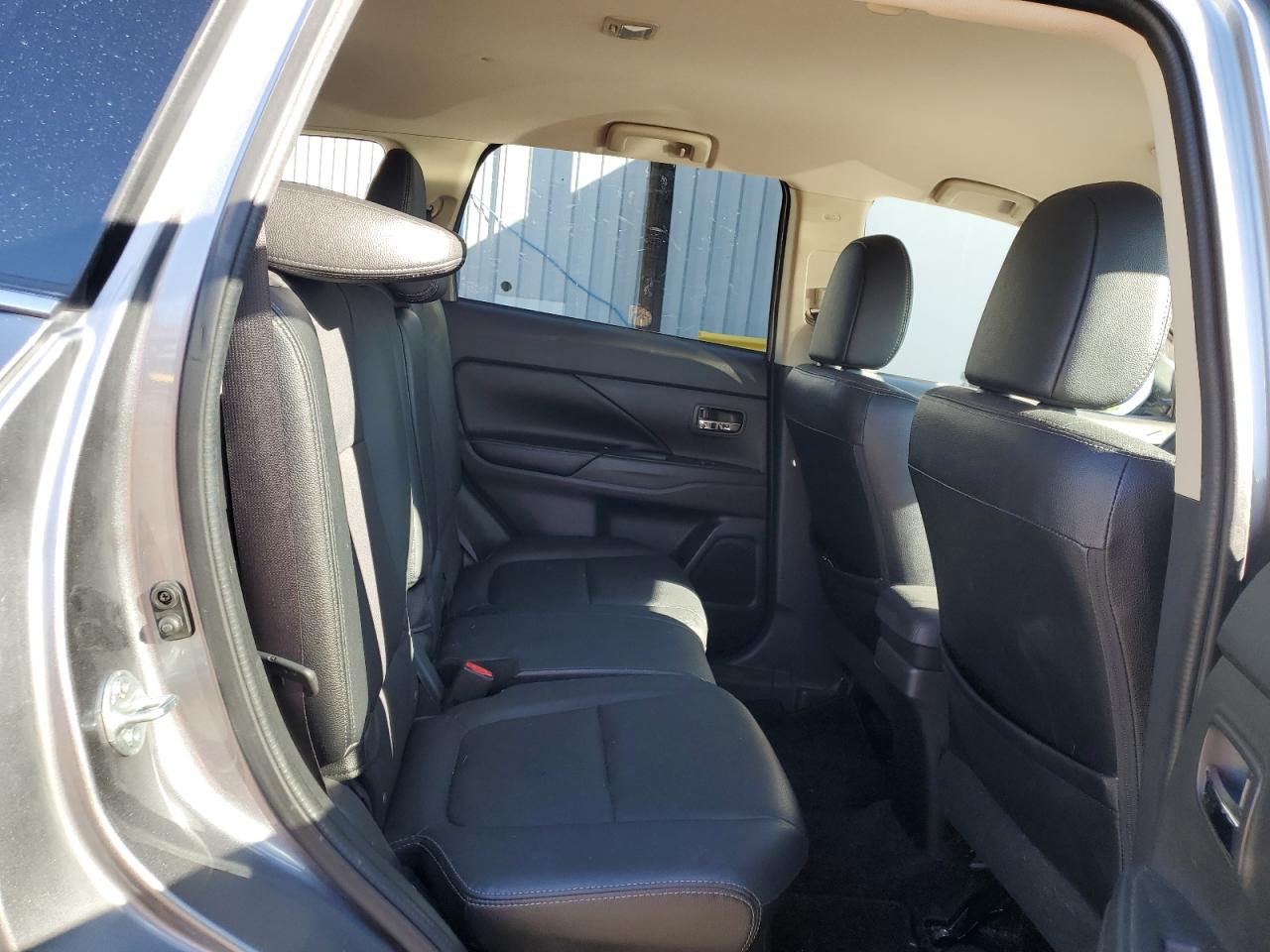 MITSUBISHI OUTLANDER SE