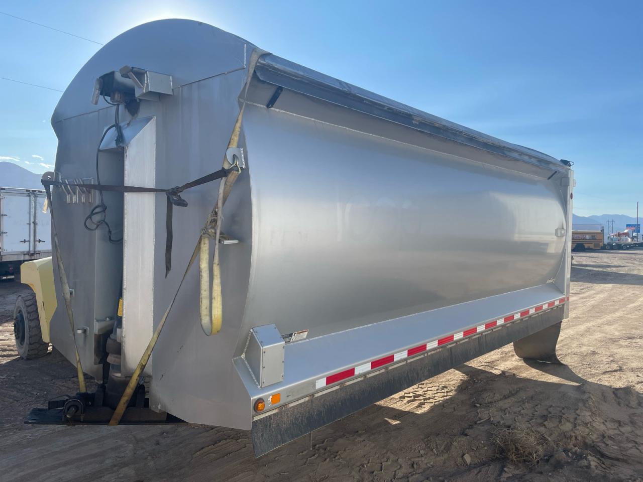 Lot #3273829406 2011 COLUMBIA TANDE-BPUP