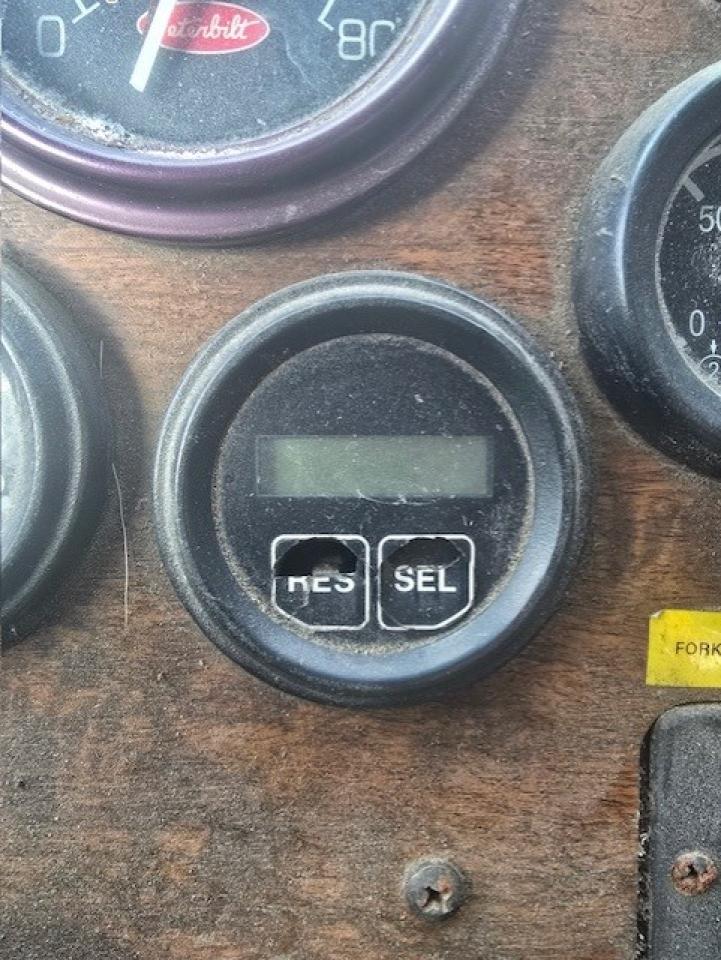 Lot #3240960195 2000 PETERBILT 320