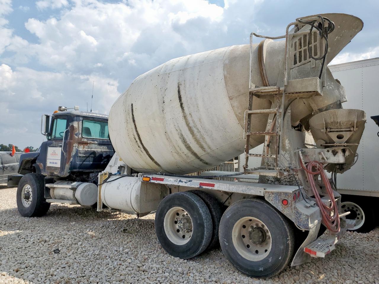 Lot #3305436440 2005 MACK CONCRETE F