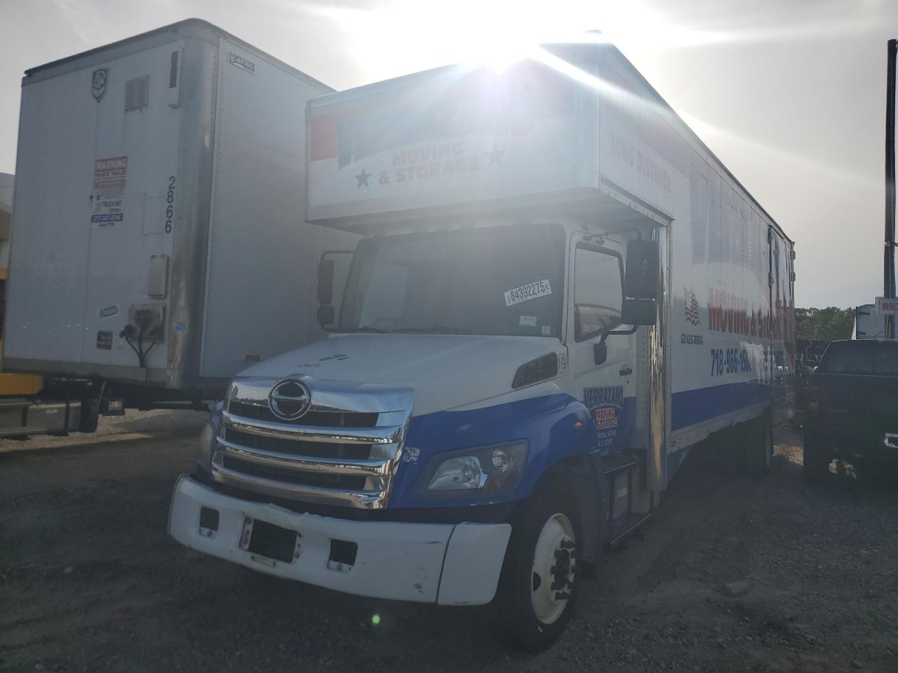 Lot #3262128599 2017 HINO 258/268