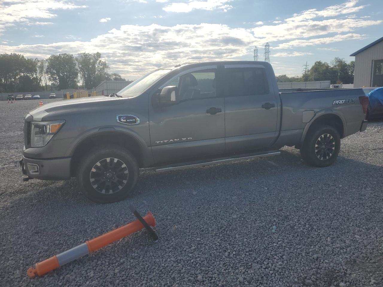 NISSAN TITAN SL