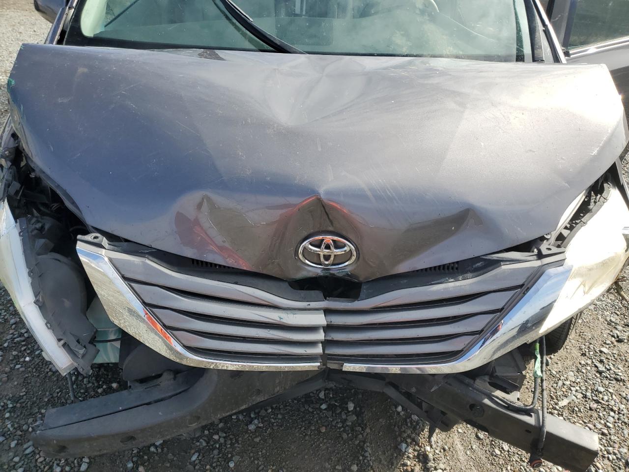 Lot #3319230705 2011 TOYOTA SIENNA XLE