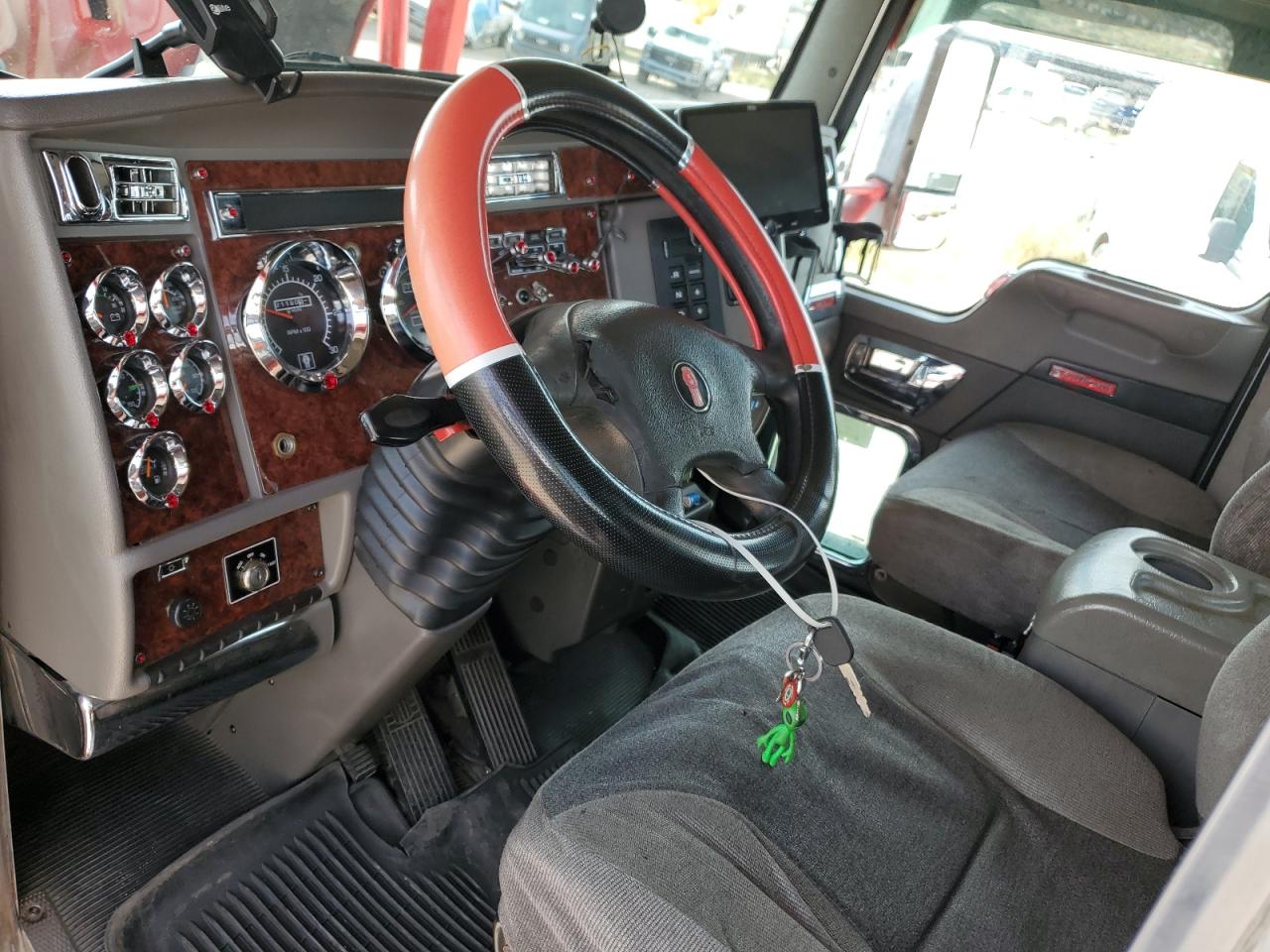 Lot #3232259551 2010 KENWORTH CONSTRUCTI