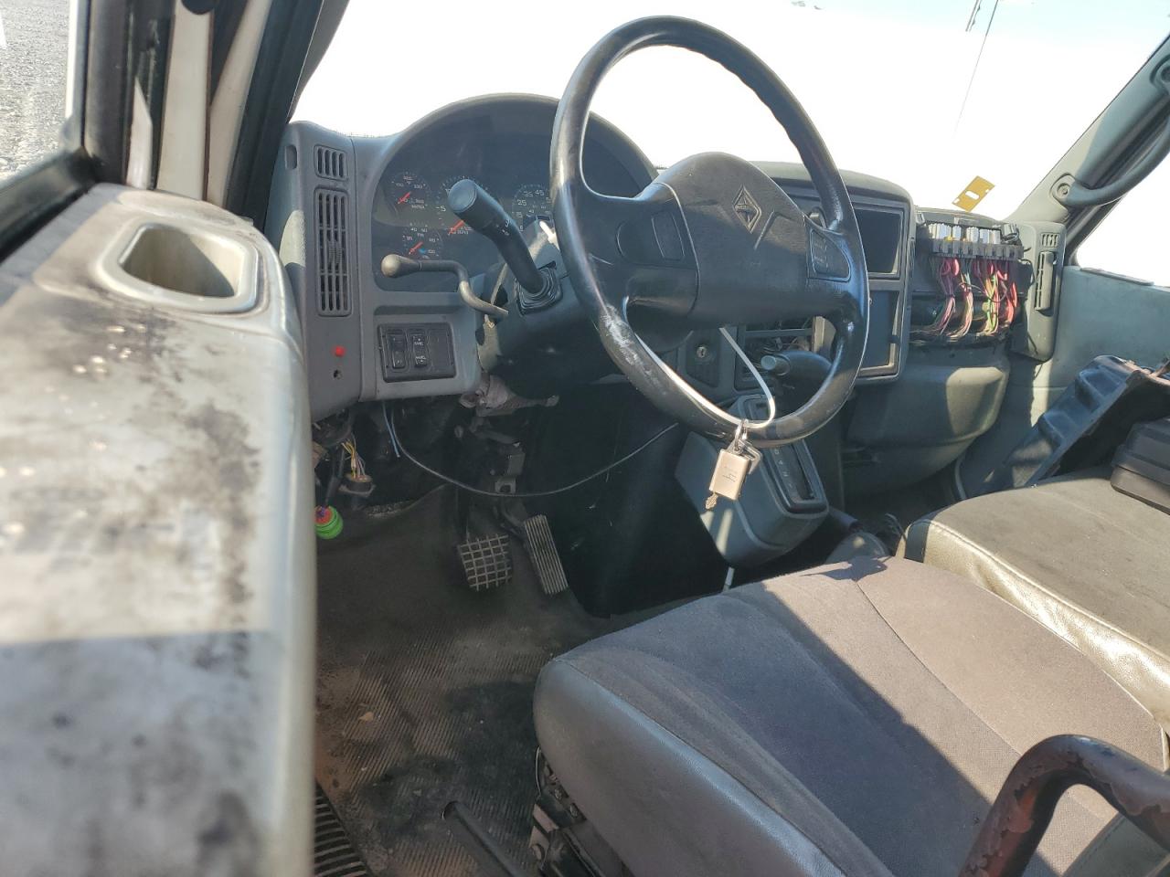 Lot #3235632605 2002 INTL 4000 4300