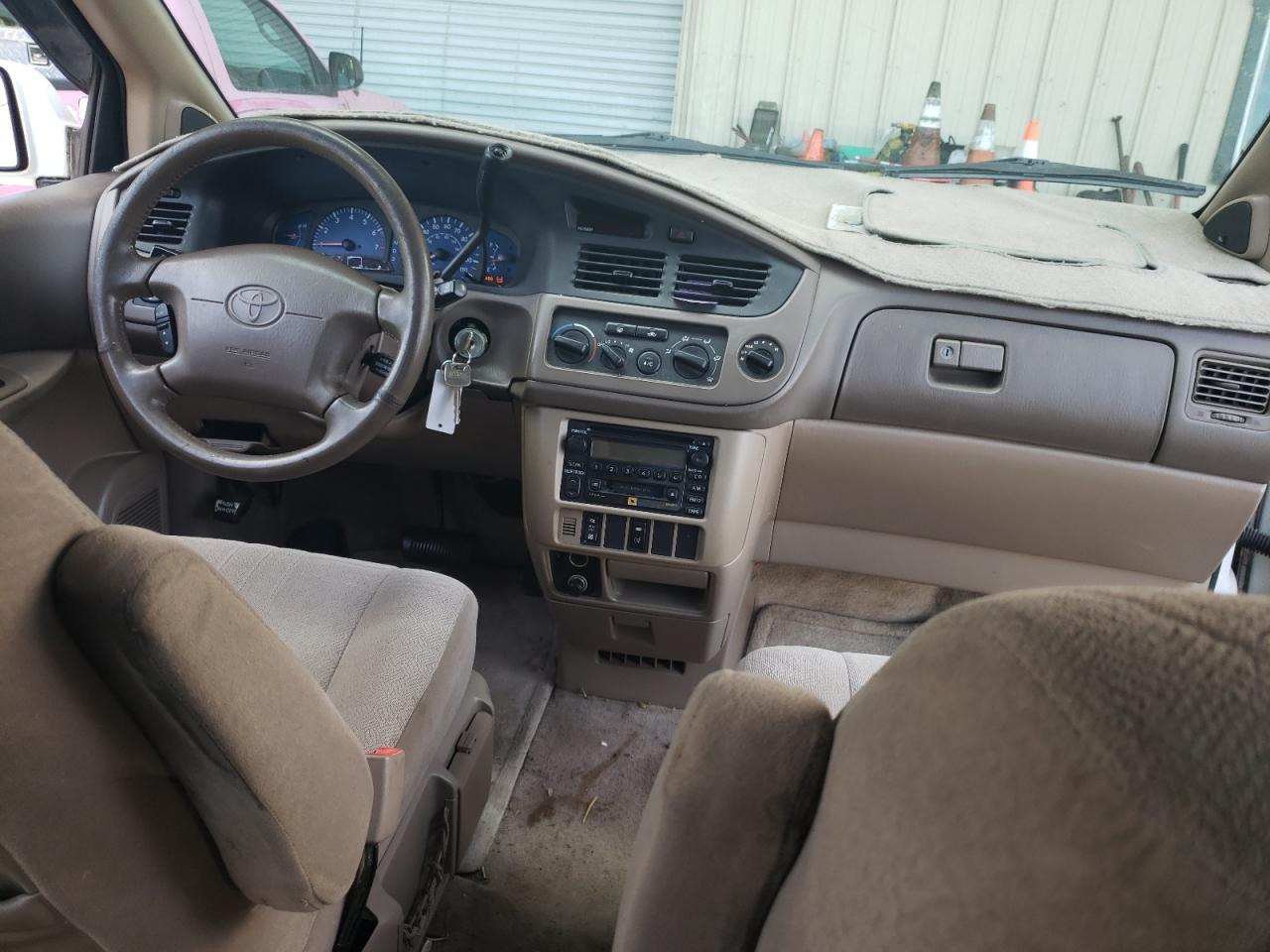 Lot #3257794003 2002 TOYOTA SIENNA LE