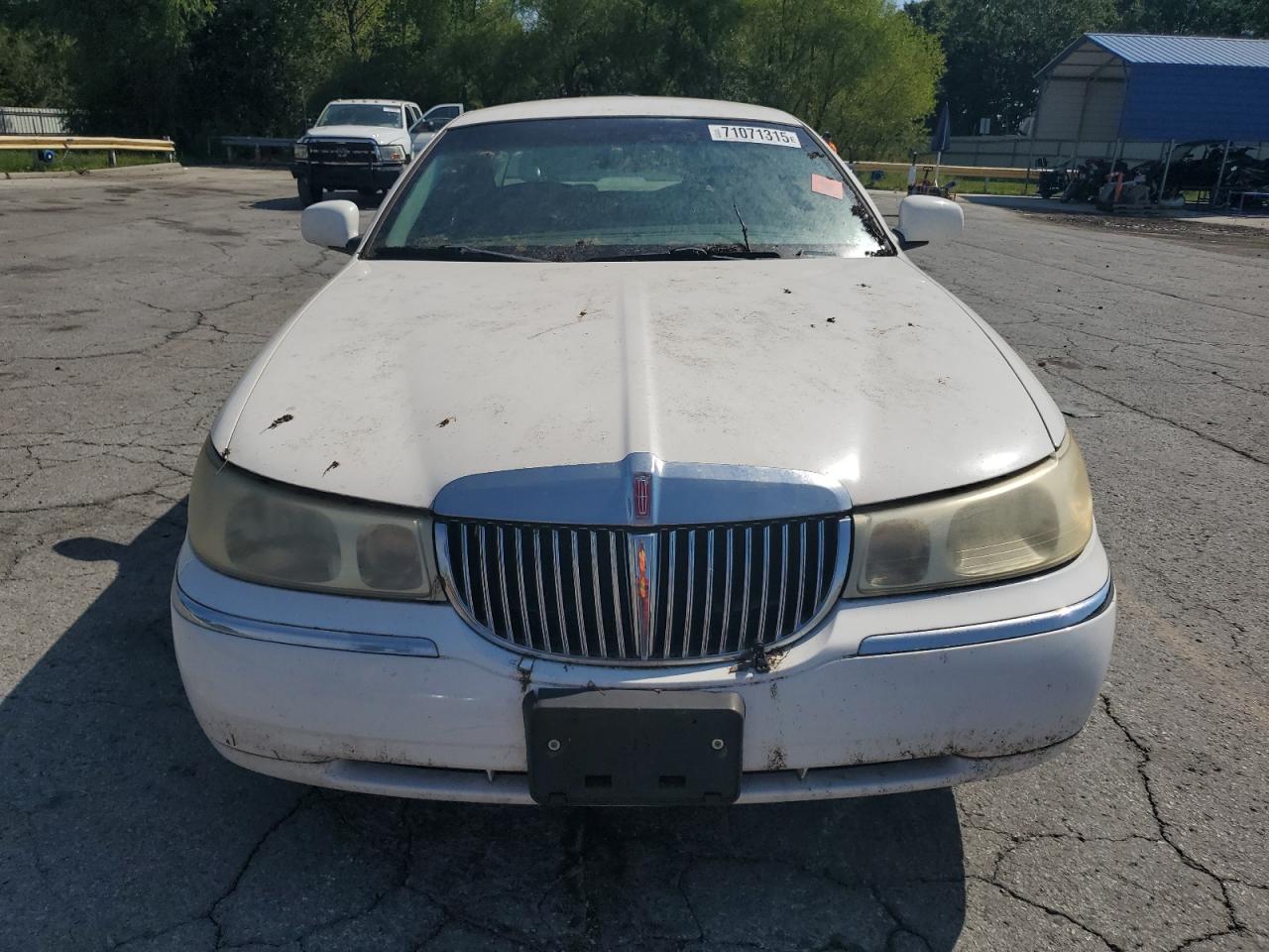 Lot #3302846918 2001 LINCOLN TOWN CAR E