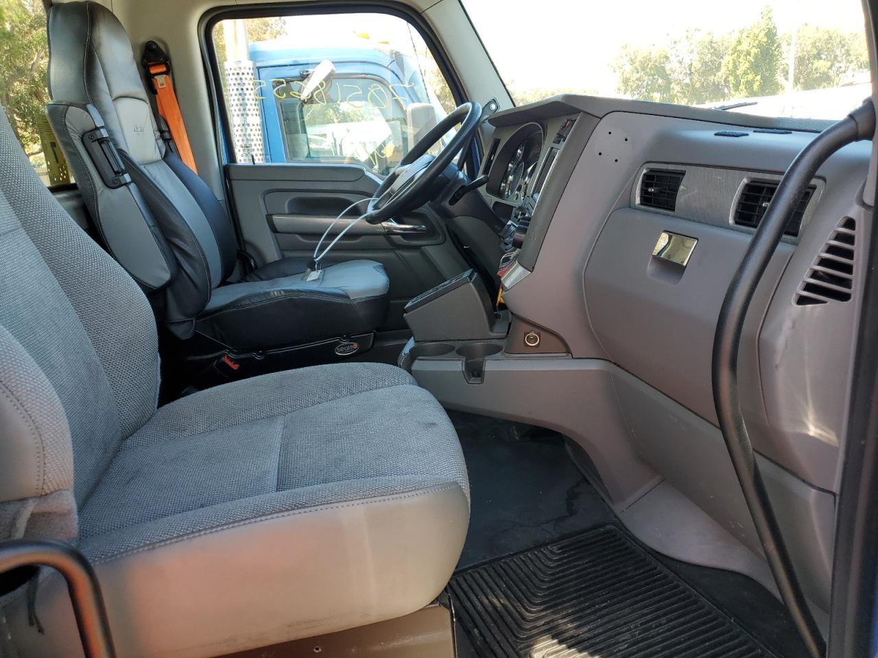 Lot #3235121094 2016 KENWORTH T880