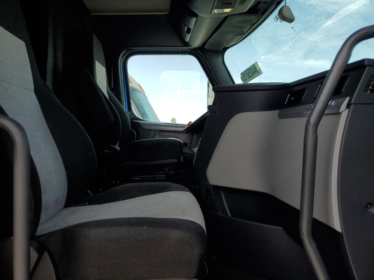 Lot #3257239797 2019 FREIGHTLINER CASCADIA 1