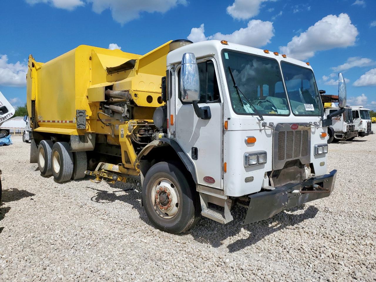 Lot #3256367334 2018 PETERBILT 320