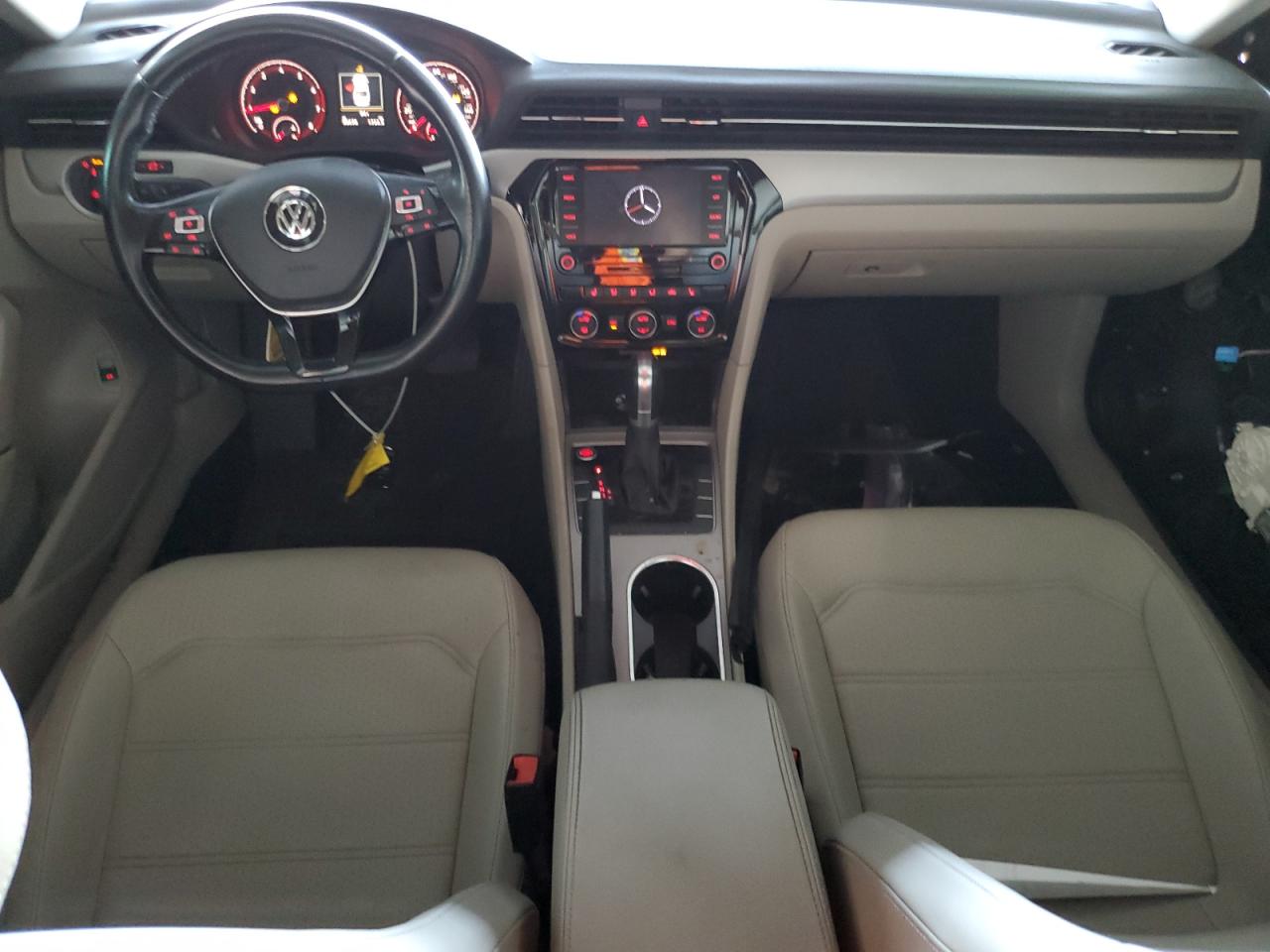 VOLKSWAGEN PASSAT SE