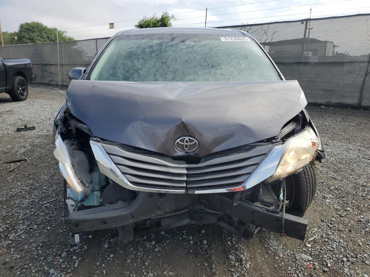 Lot #3319230705 2011 TOYOTA SIENNA XLE