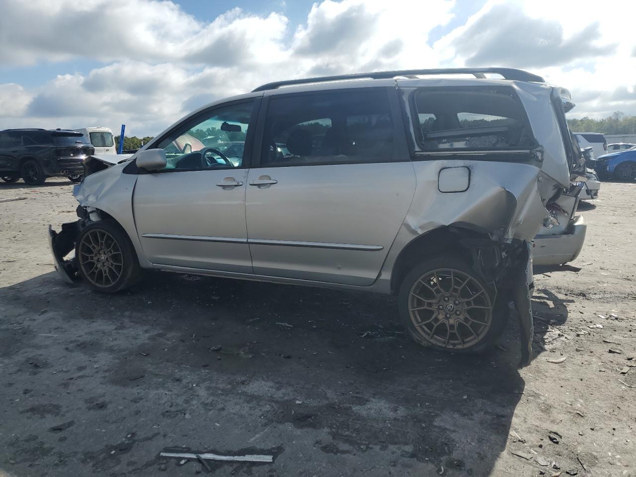 Lot #3315998087 2005 TOYOTA SIENNA XLE