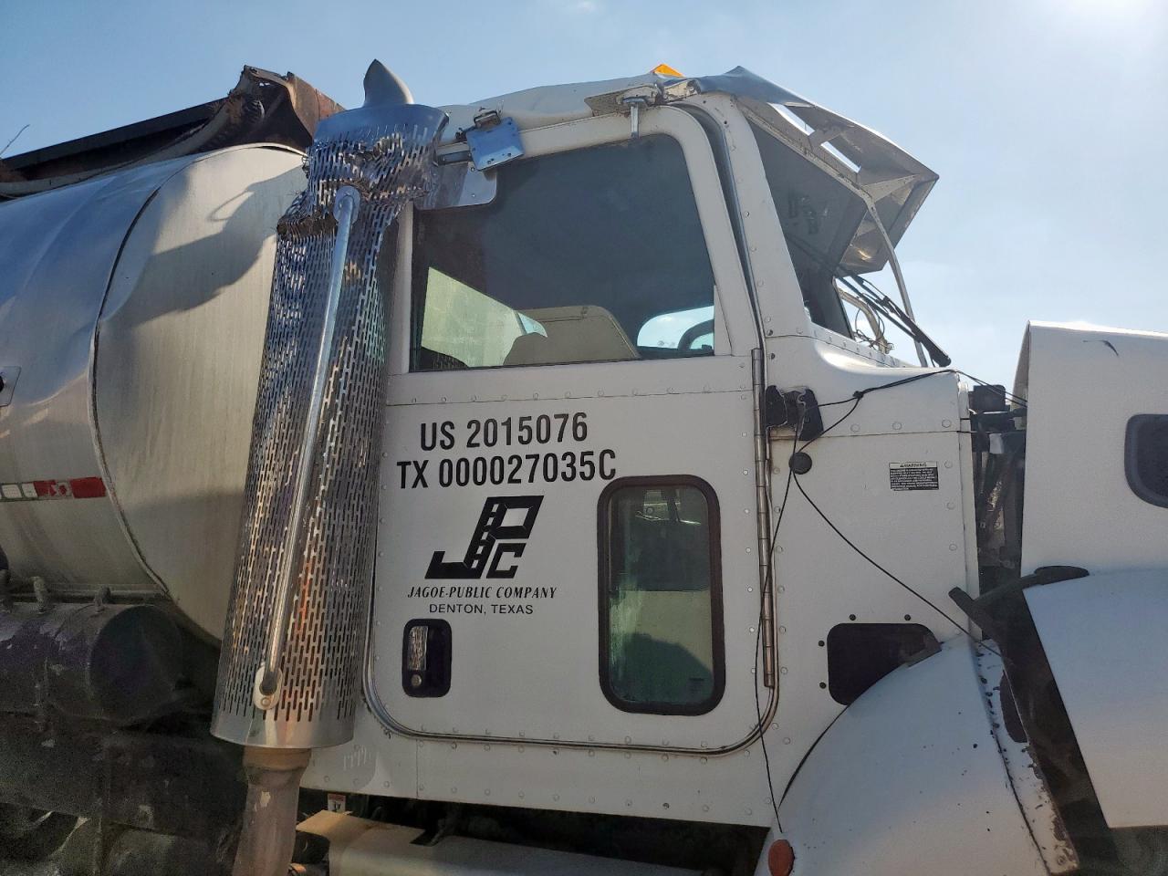 Lot #3303939711 2012 PETERBILT 337