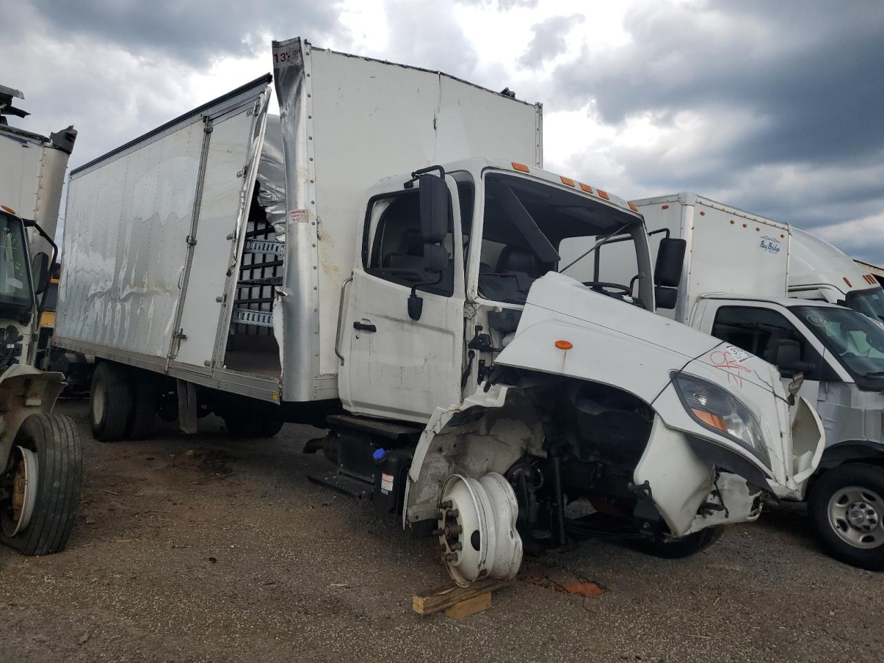 Lot #3235029979 2023 HINO HINO L6