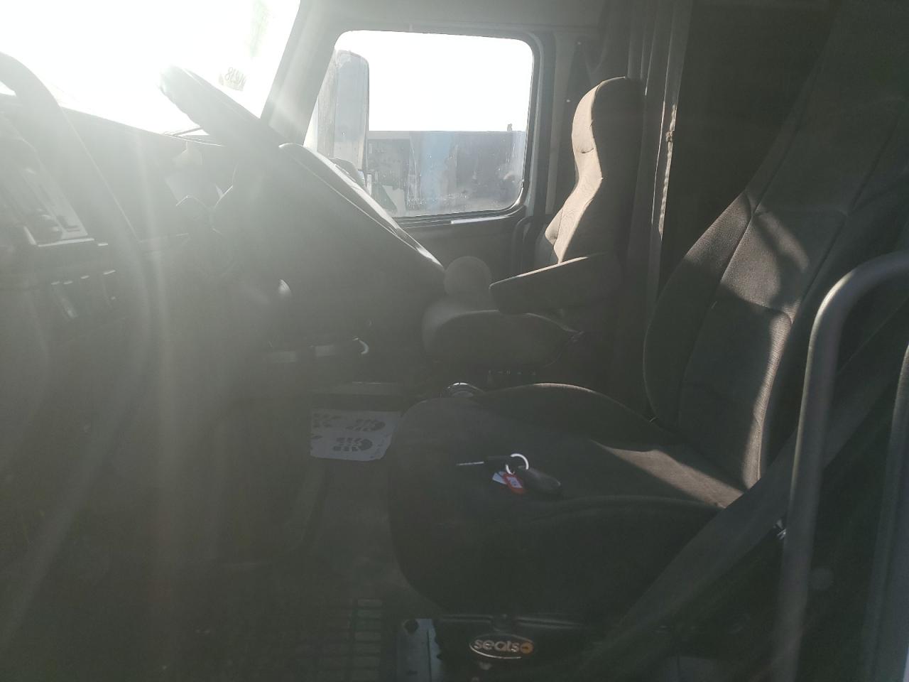 Lot #3241518385 2017 VOLVO VNL