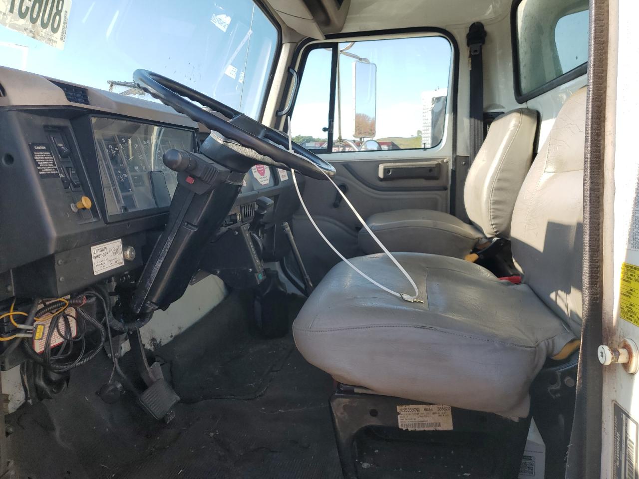 Lot #3237052029 2001 INTERNATIONAL 4000 4700