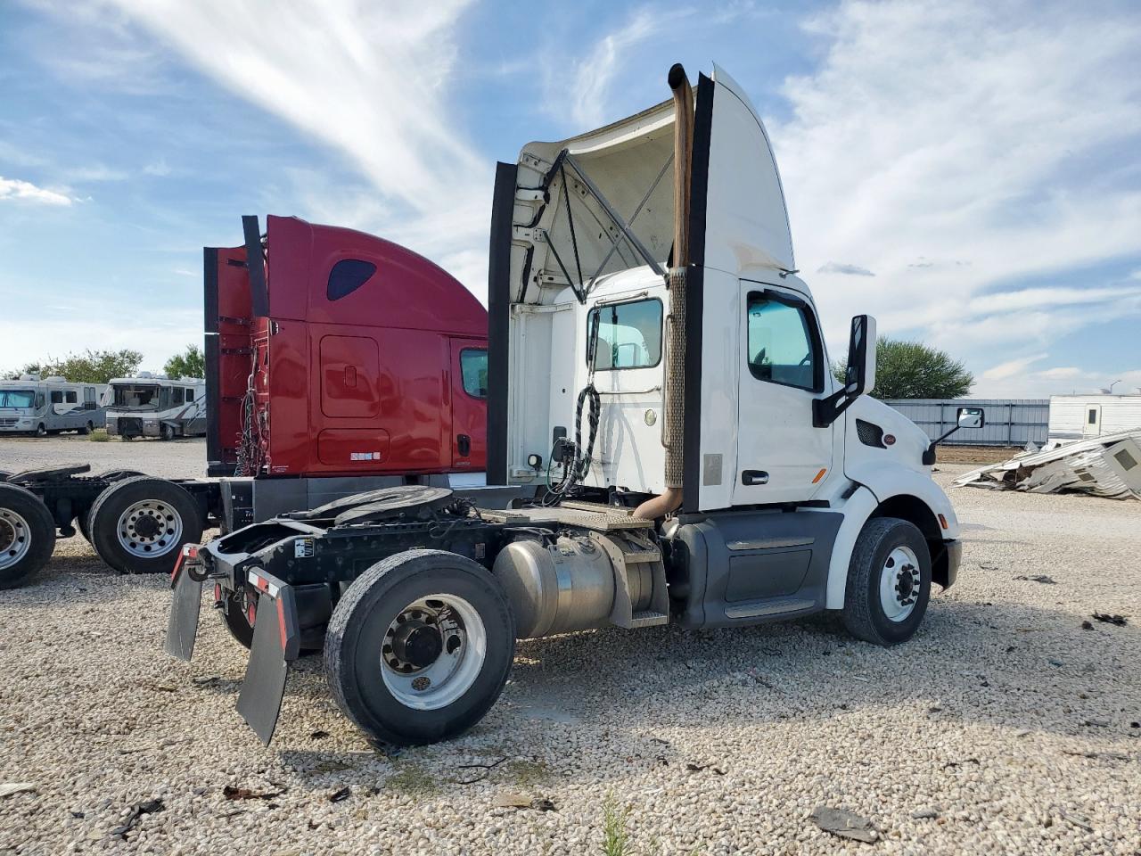 Lot #3312308775 2017 PETERBILT TRACTOR 579
