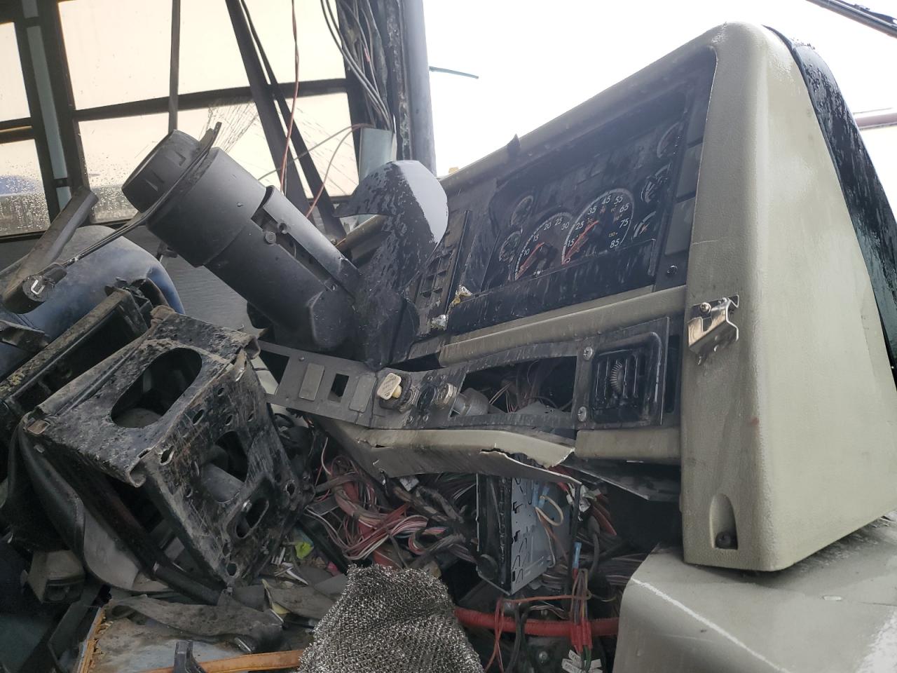 Lot #3265083896 2005 THOMAS SCHOOL BUS