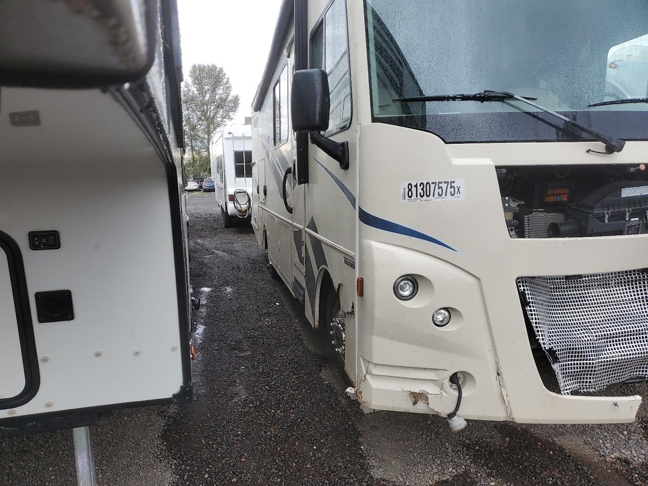 Lot #3296965826 2017 WINNEBAGO VISTA