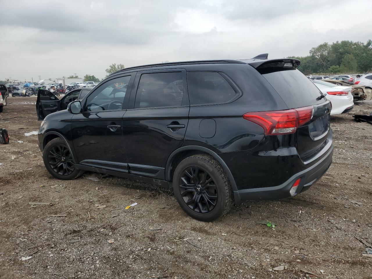 MITSUBISHI OUTLANDER SE