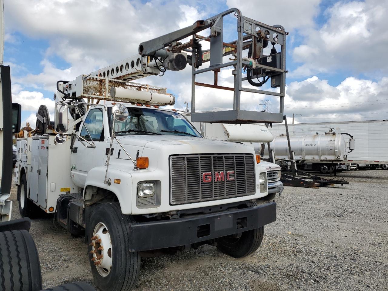 Lot #3266729361 2001 GMC C7