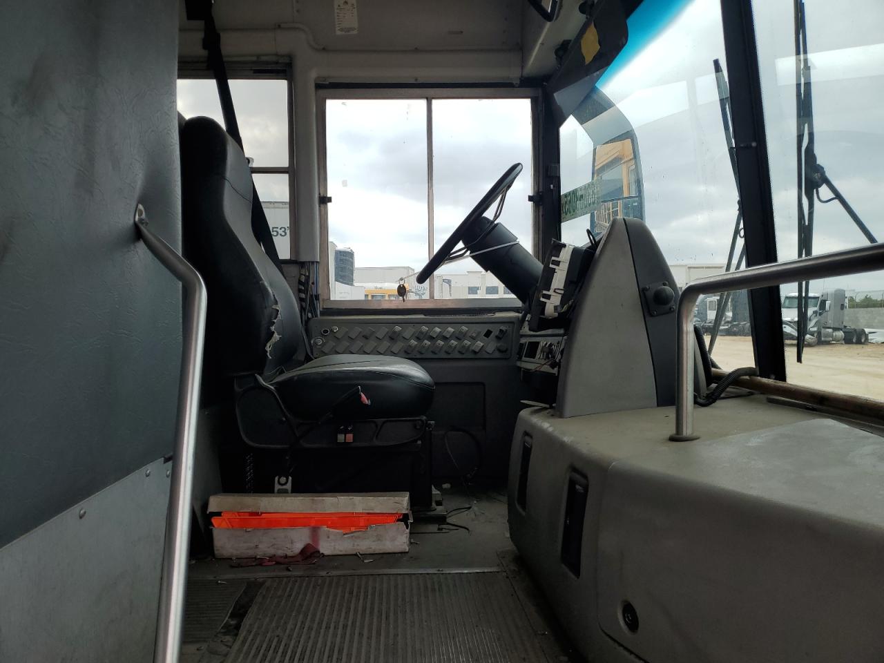 Lot #3260376591 2011 THOMAS SAF-T-LINER HDX