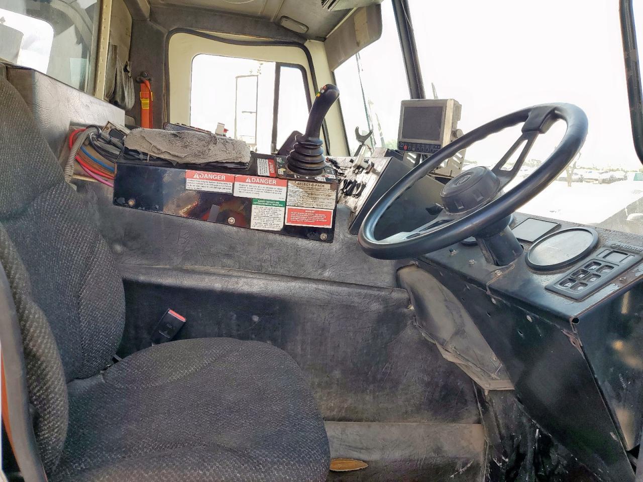 Lot #3246804828 2016 MACK 600 LEU600