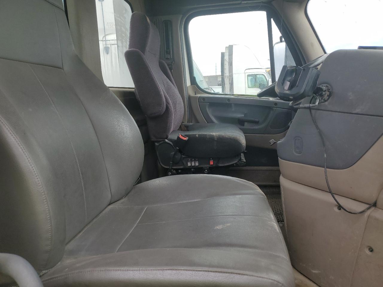 Lot #3246032190 2016 FREIGHTLINER CASCADIA 1