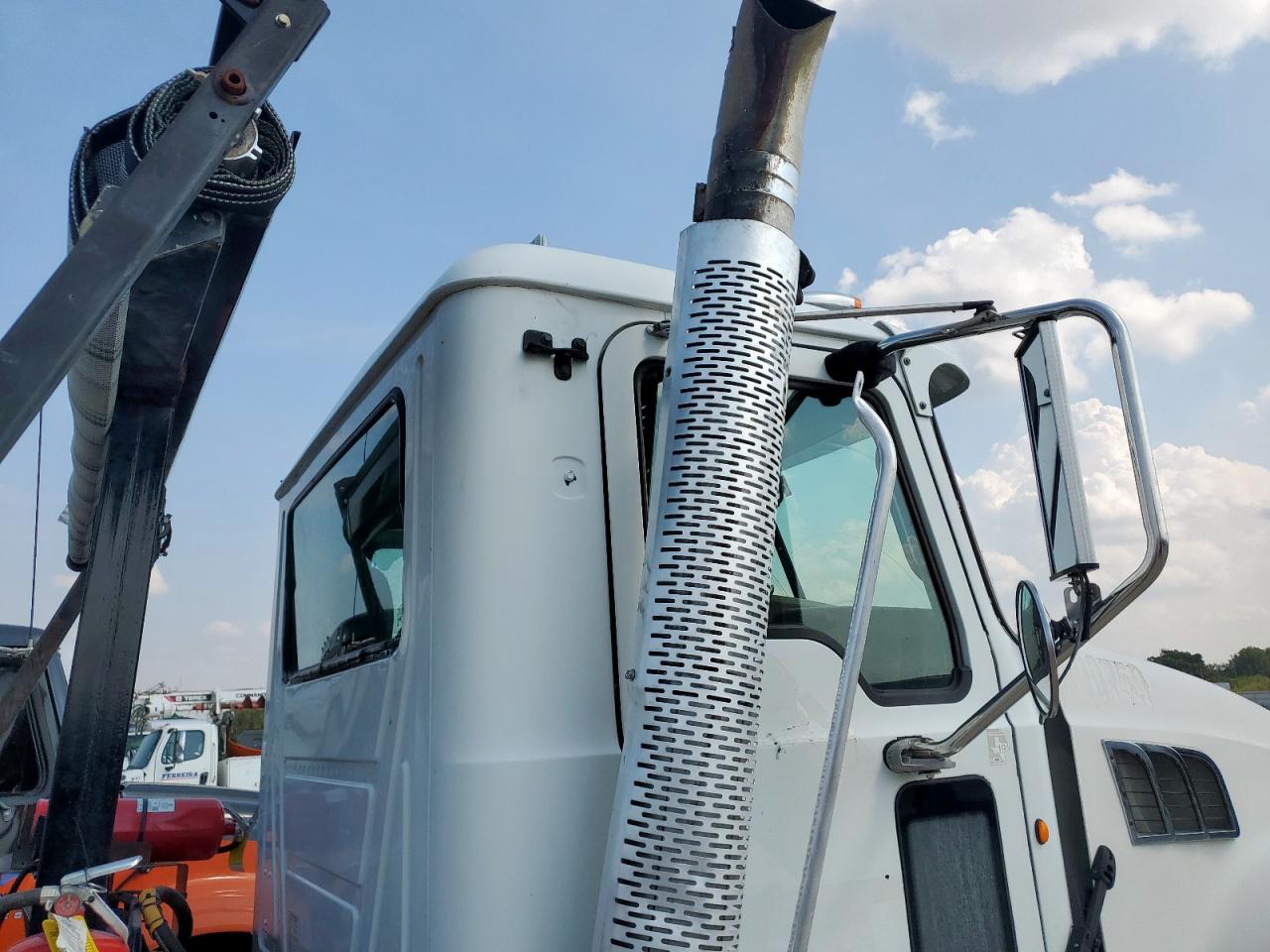 Lot #3315990080 2013 MACK 700 GU700