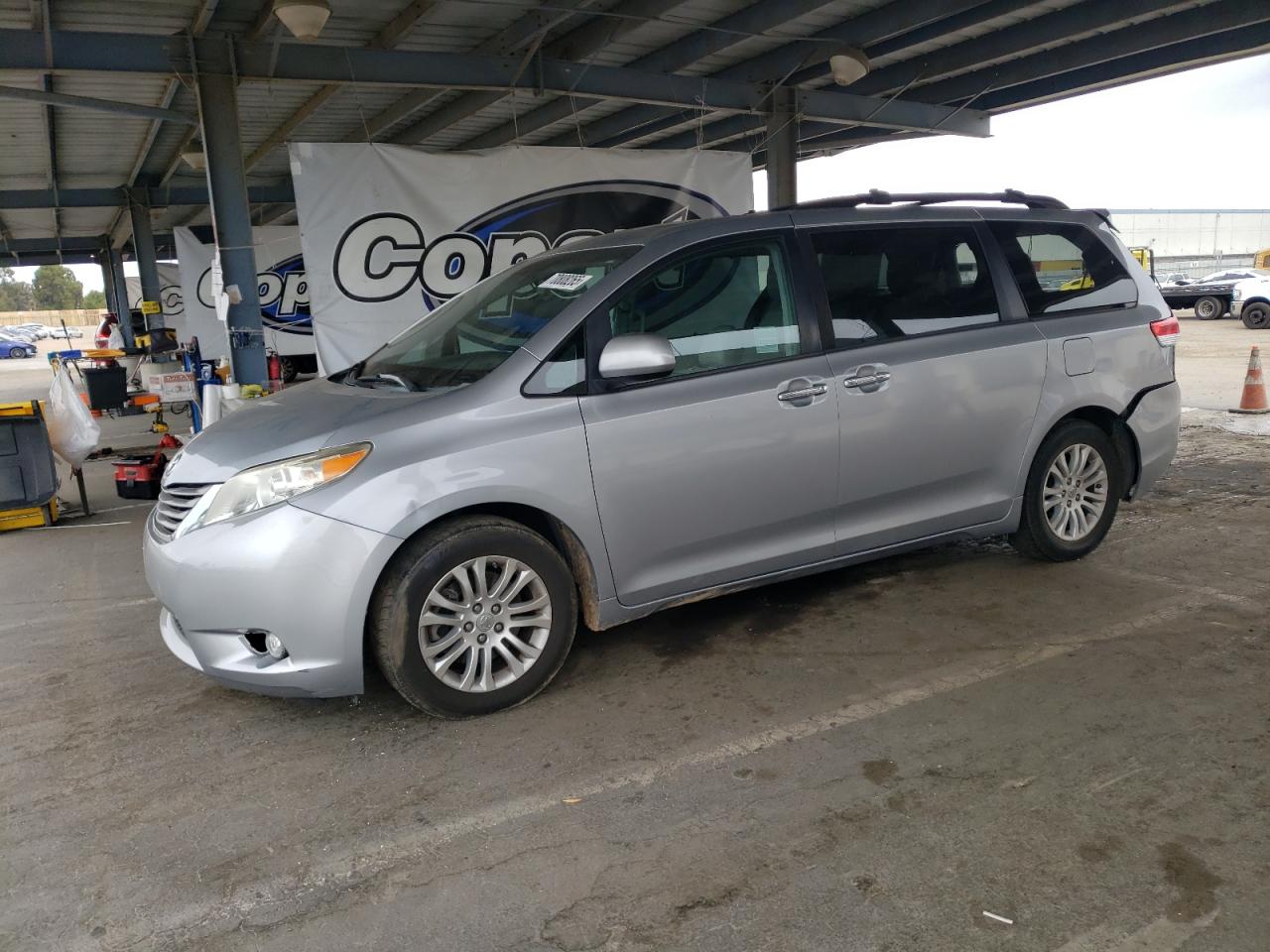 TOYOTA SIENNA XLE