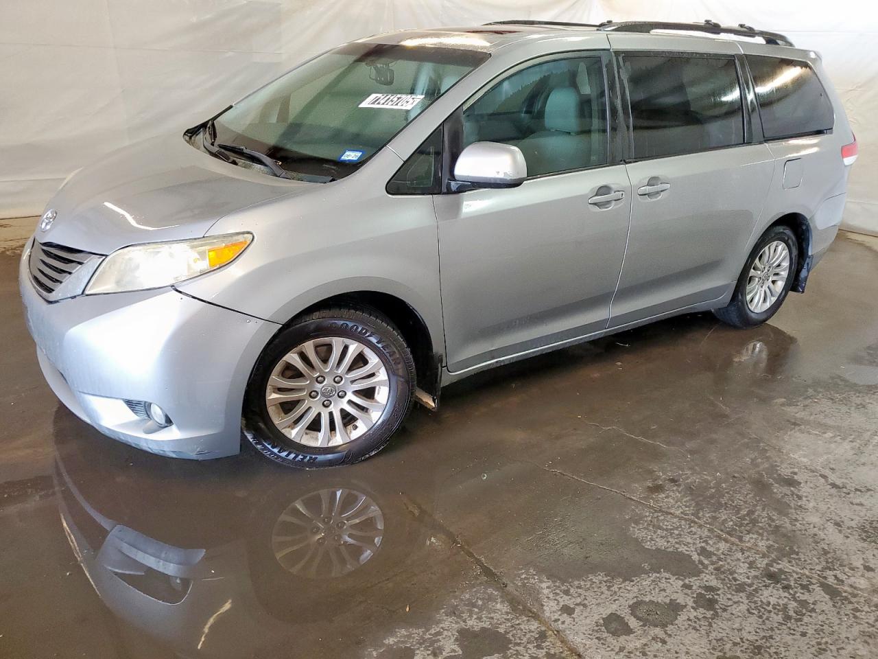TOYOTA SIENNA XLE