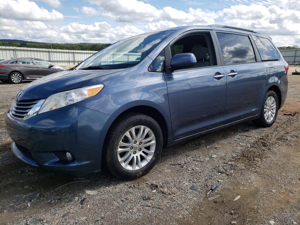 TOYOTA SIENNA XLE