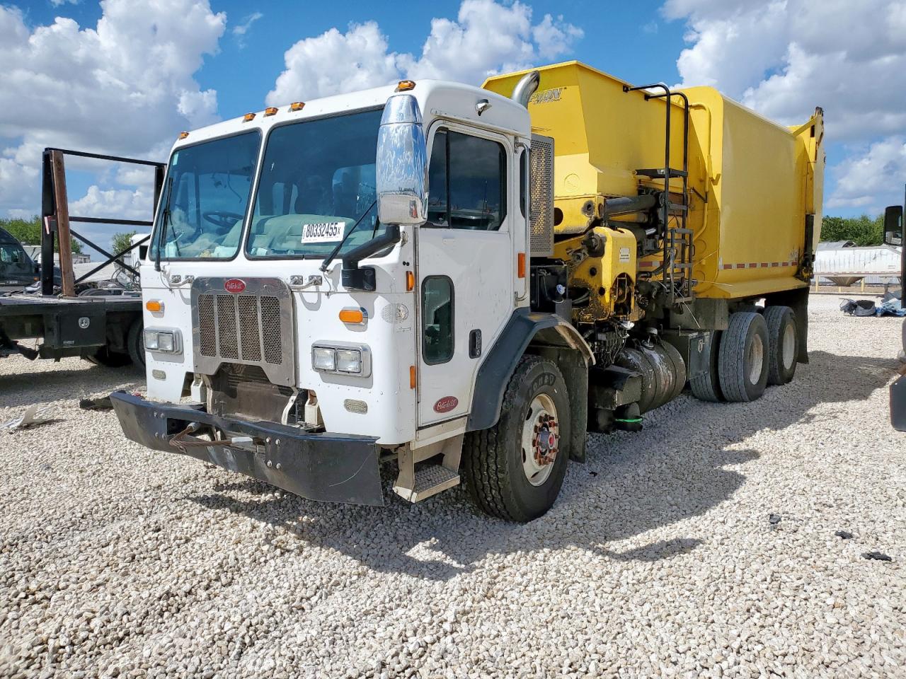 Lot #3256367334 2018 PETERBILT 320