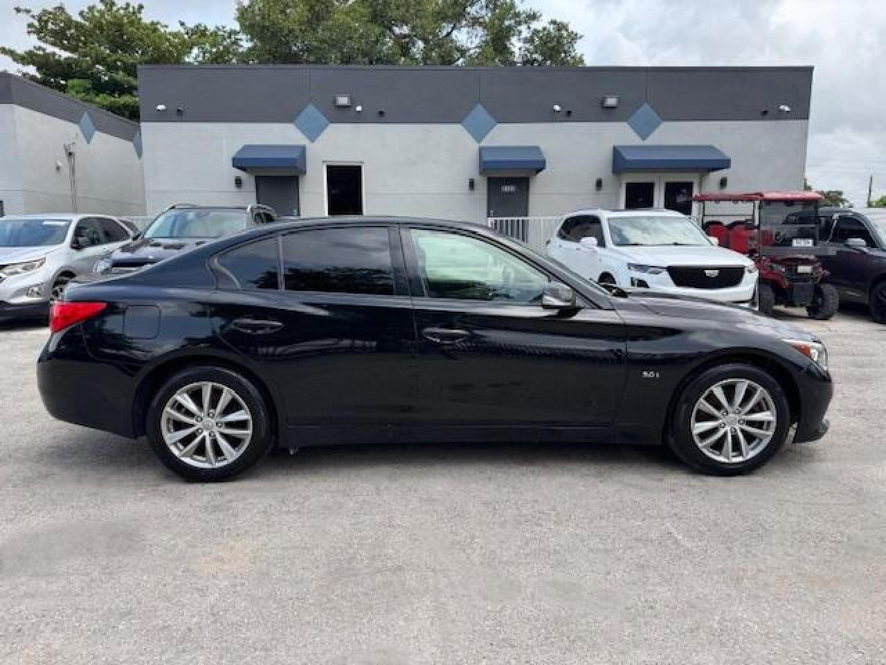 INFINITI Q50 PREMIUM