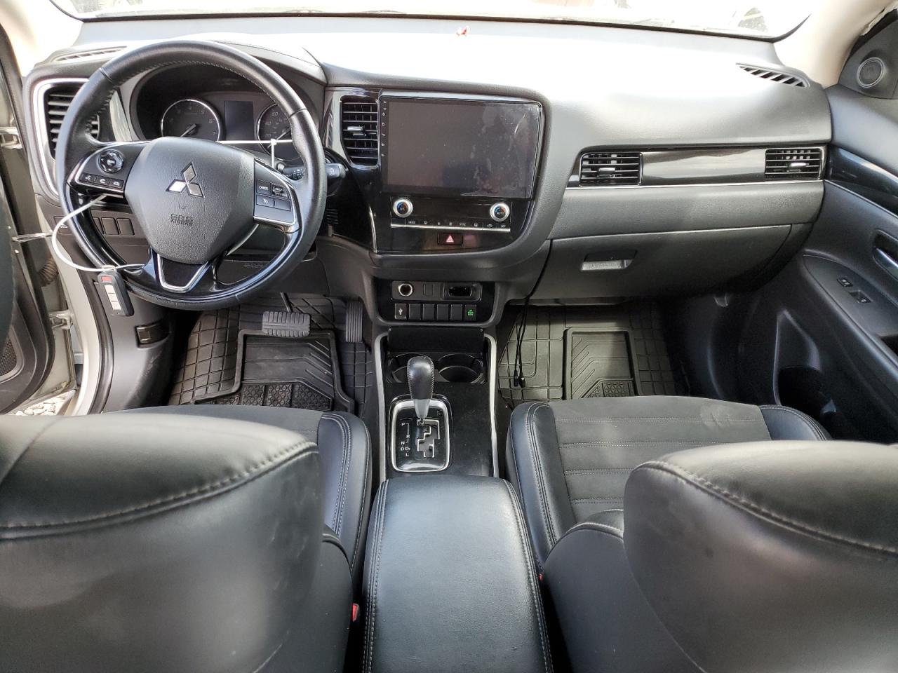 MITSUBISHI OUTLANDER SE