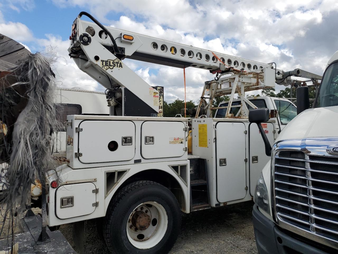 Lot #3266729361 2001 GMC C7