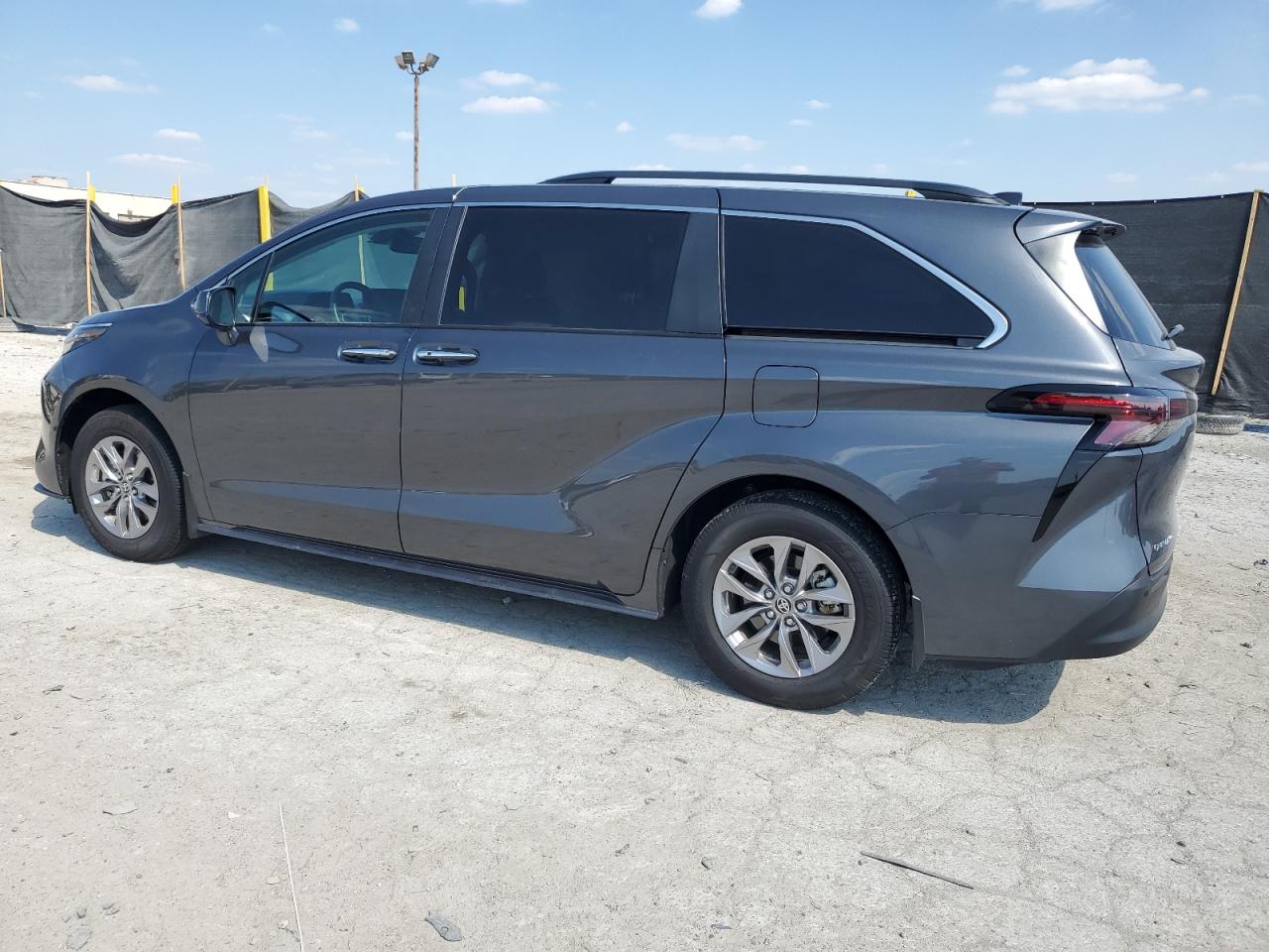TOYOTA SIENNA XLE