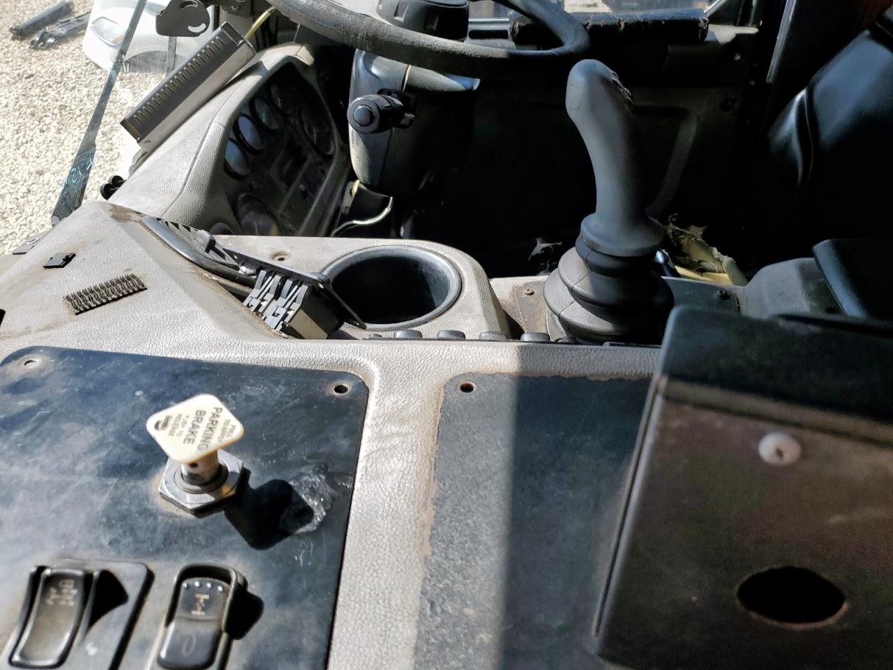 Lot #3256367334 2018 PETERBILT 320