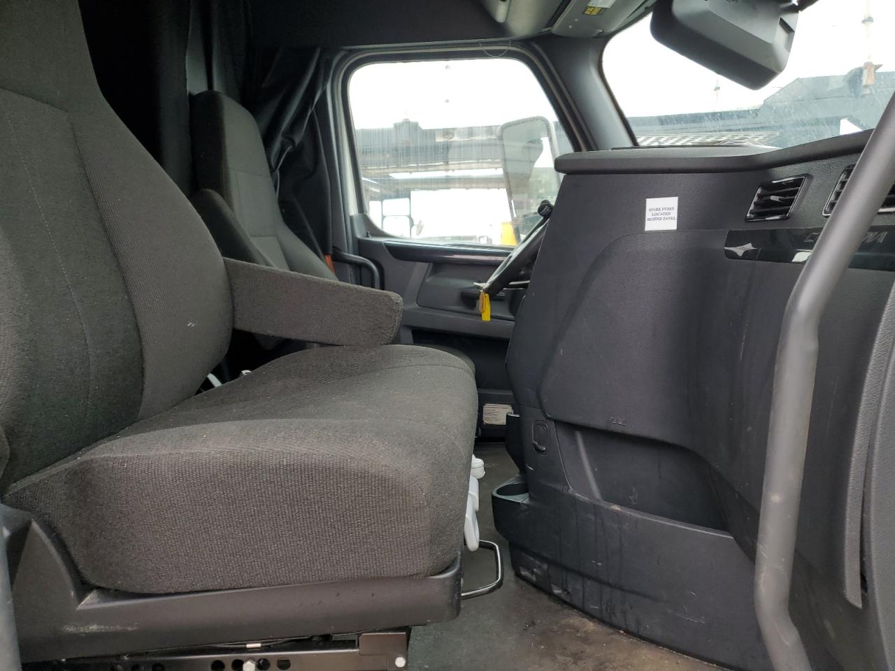 Lot #3302084121 2023 FREIGHTLINER CASCADIA 1